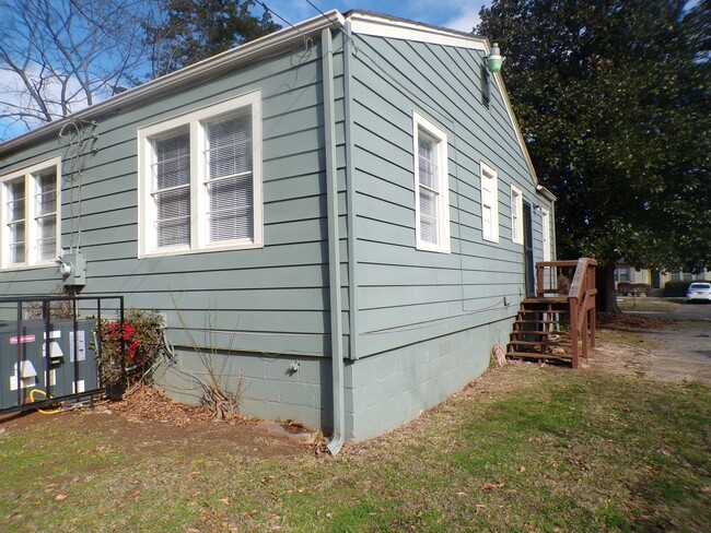 Building Photo - 105 Hardy St