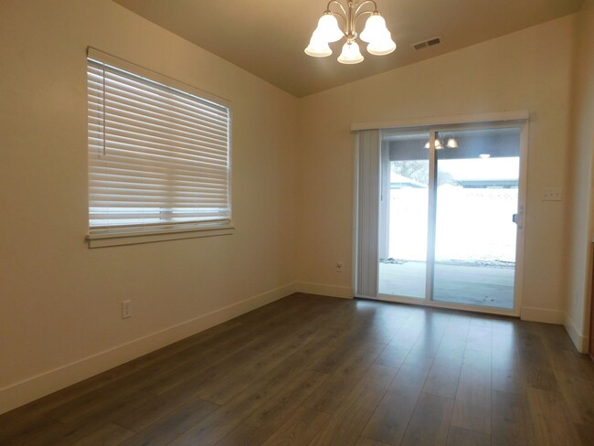 Building Photo - Newer Home in Fruitvale