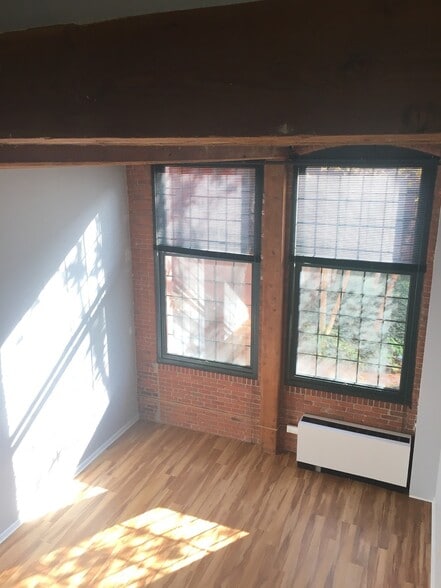 Living area from bedroom - 25 Grand St