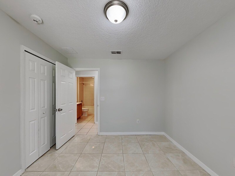 Building Photo - 10193 Oak Crest Rd