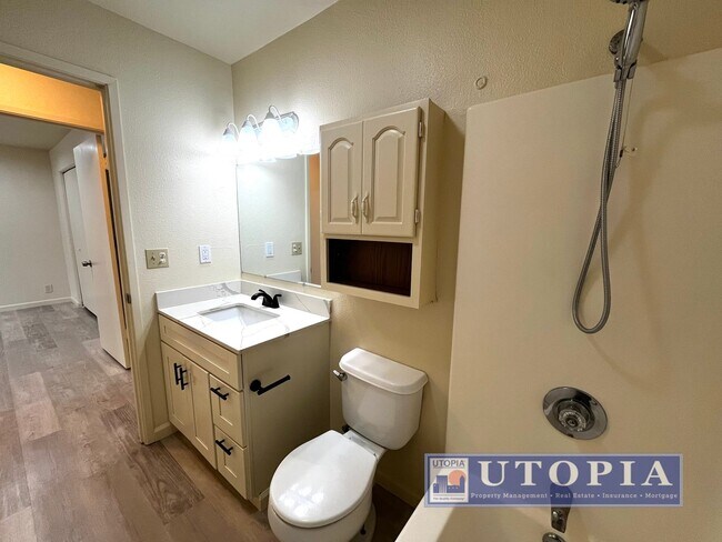 Building Photo - Capitola Gem: 2Bd/1Ba Ground Floor Apartme...