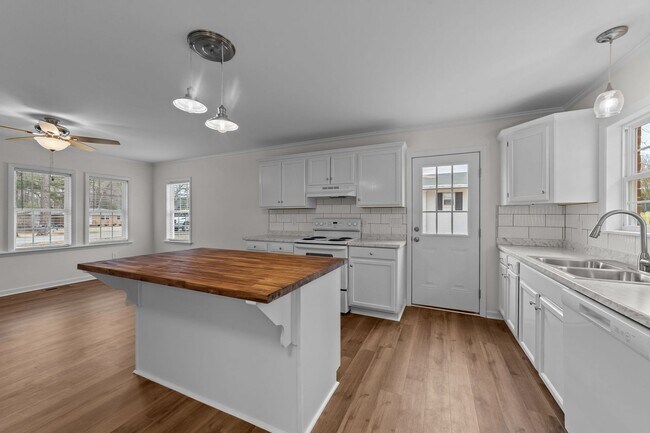 Building Photo - Cozy 3-Bedroom Ranch with Spacious Yard in Smithfield