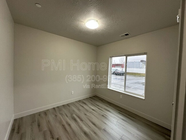 Building Photo - 2874 Kiesel Ave