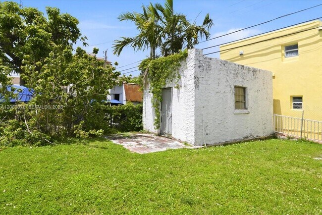 Building Photo - 3645 SW 25th Ter