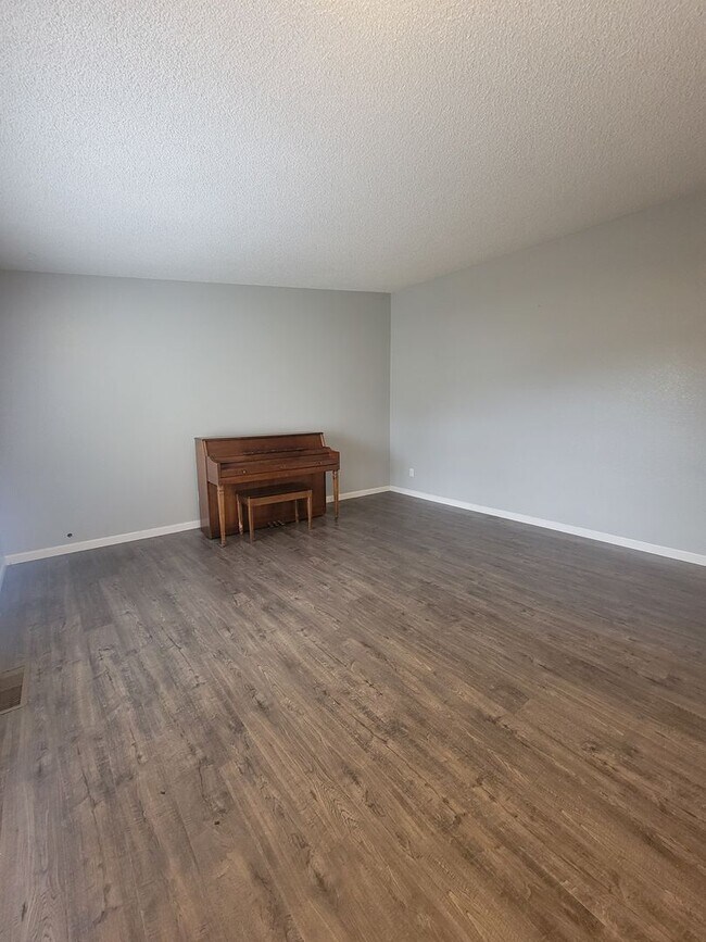 Building Photo - 3 Bedroom 2.5 Bath Corner Lot