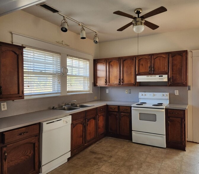 Building Photo - 529 10th Ct S