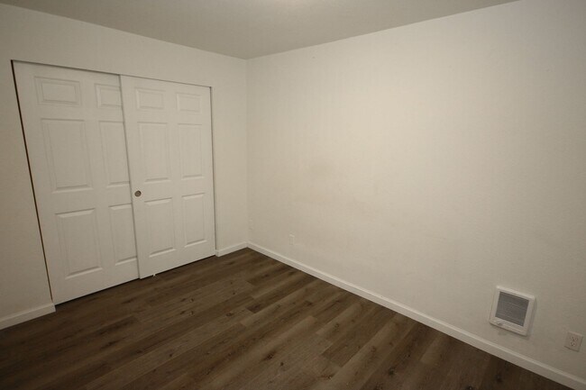 Building Photo - Ground Floor! 3BR Unit in Federal Way