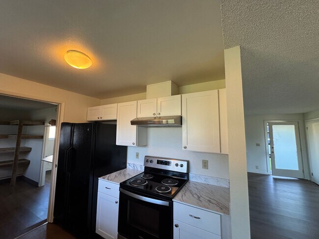 Building Photo - 3 Bedroom House in Waldport!