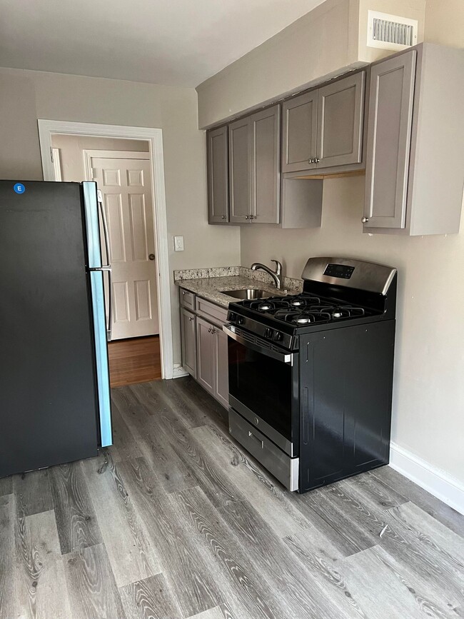 Building Photo - Farmington Corners