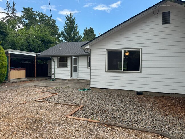 Building Photo - 4 bedroom 2 bathroom home in a great neighborhood!