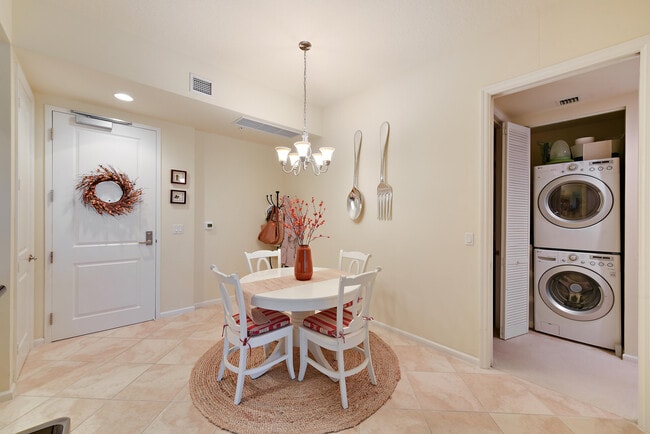 Building Photo - 403 S Sapodilla Ave
