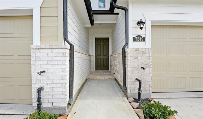 Building Photo - 7349 Hinsdale Dr