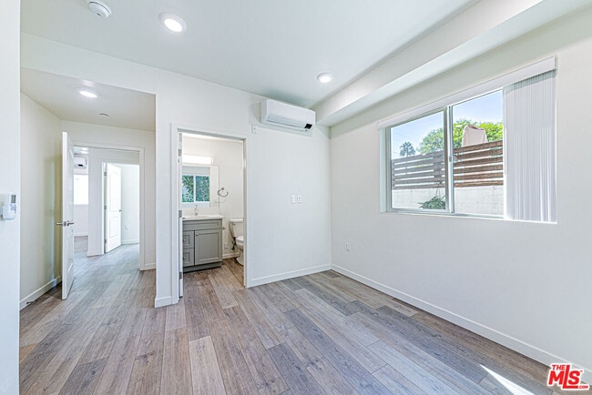 Building Photo - 5912 Satsuma Ave