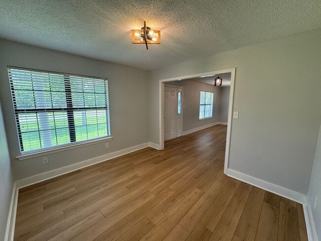 Building Photo - Gulf Breeze - Pineglade - 4 bedroom, 3 bat...