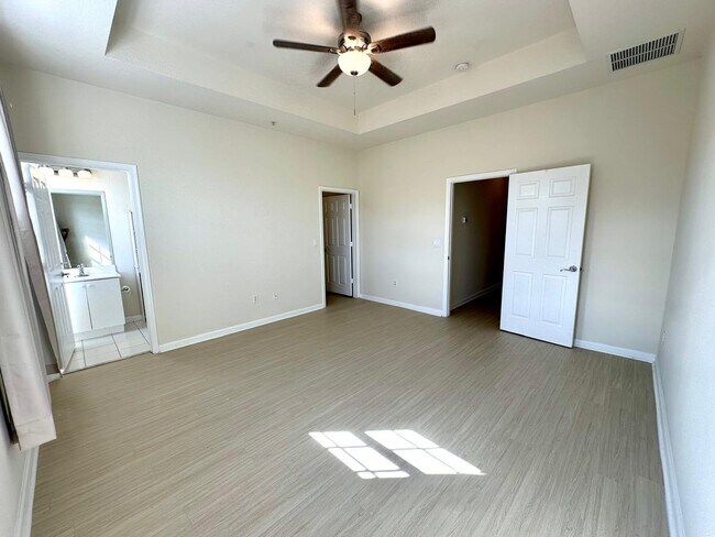 Building Photo - 425 Greenwich Cir