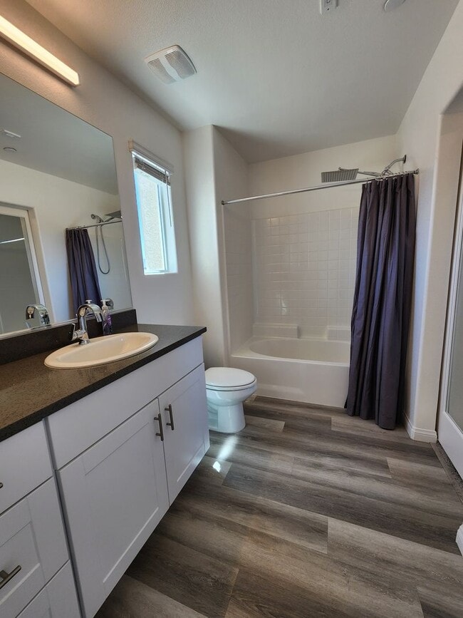 Building Photo - Modern Comfort Meets Vegas Vibes! – Utilit...