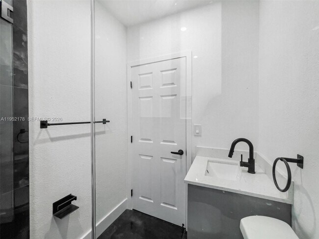 Building Photo - 629 SW 10th Ave