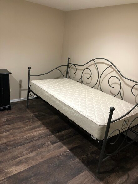 Building Photo - 22 Oneida Ave