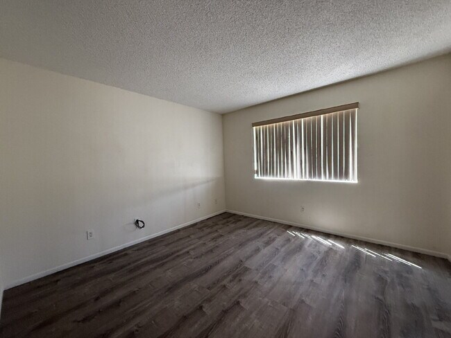 Building Photo - New Flooring, no carpet. 2bed 2bath Gated Community with a Swimming Pool