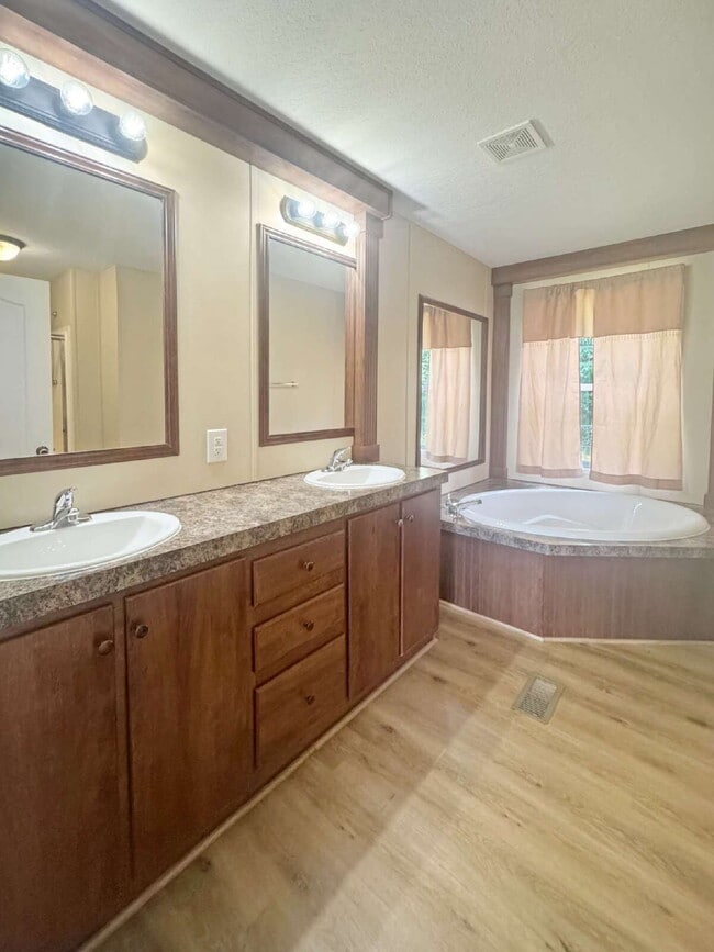 Building Photo - Private 2.5-Acre Mini Farm Near Lake Lanier | 3BR/2BA | Peaceful Country Living
