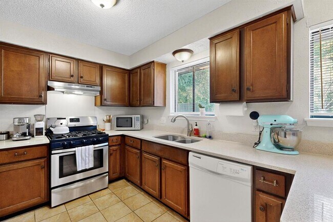 Building Photo - 7304 Eganhill Dr