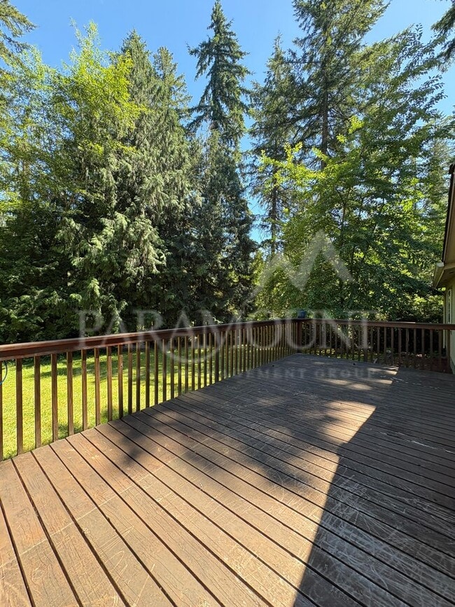 Building Photo - Spacious 3 Bedroom 2 Bathroom with yard space!