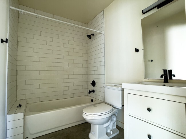 Building Photo - 1330 E Coronado Rd