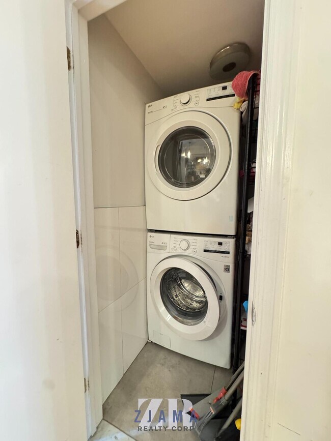 Building Photo - 19th Street