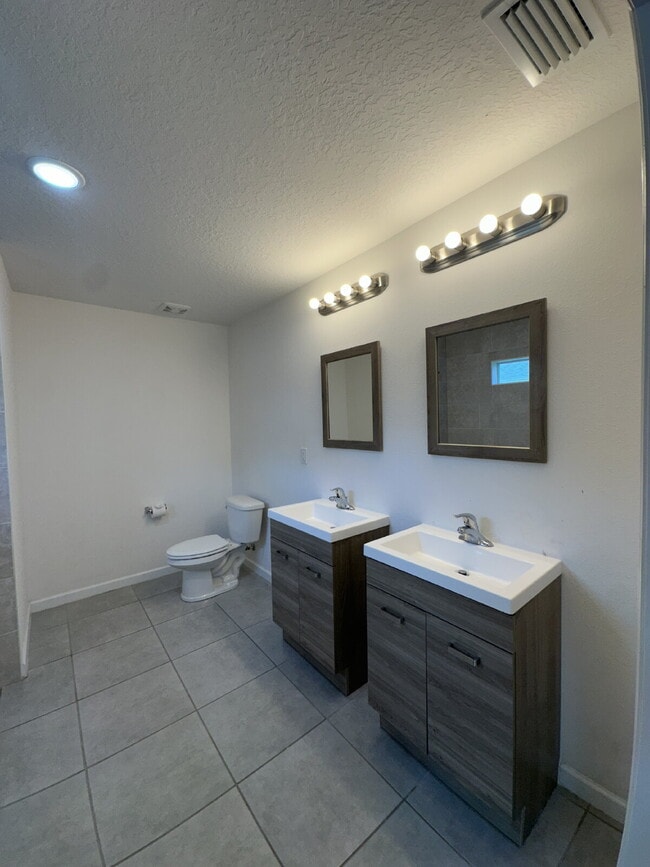 Building Photo - Charming 4-Bedroom Home with Granite Count...