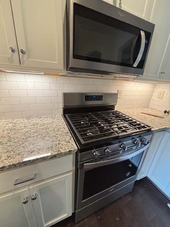 Building Photo - 4 bedroom in gated community w/fenced yard!