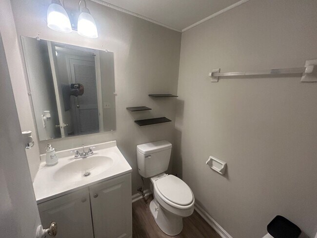 Building Photo - 113 Manorwood Ct