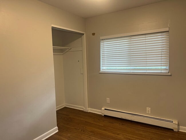 Building Photo - 945 Van Gordon St