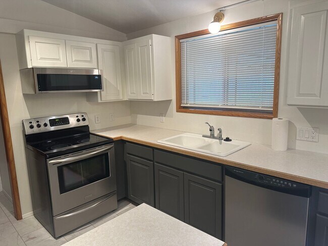 Building Photo - 3 bed, 1 bath house in a great neighborhood!