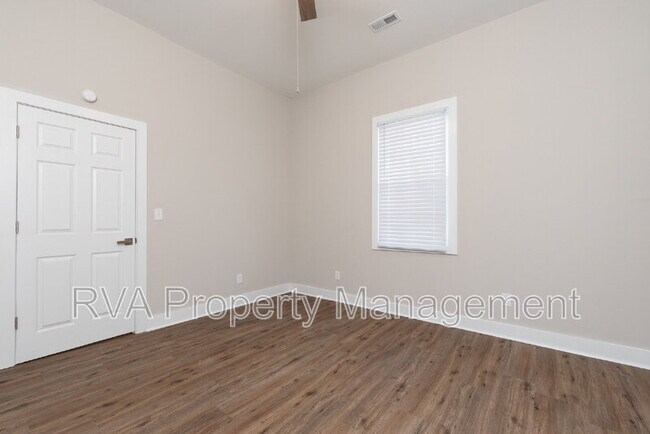 Building Photo - 9800 Golf Course Dr