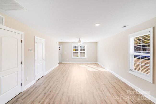 Building Photo - 604 W 8th St