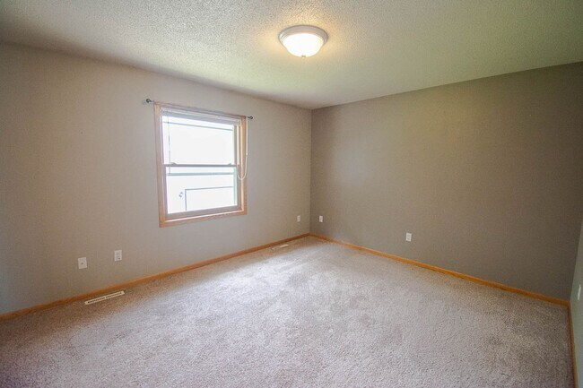 Building Photo - Pet friendly Country Club Manor home with fenced yard!