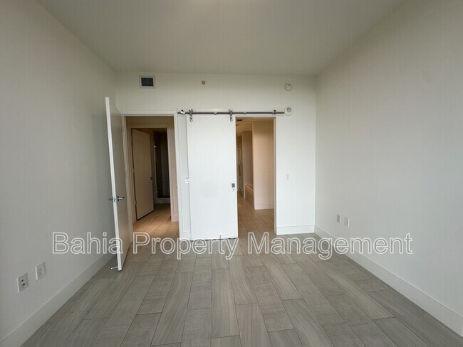 Building Photo - 2000 Metropica Wy