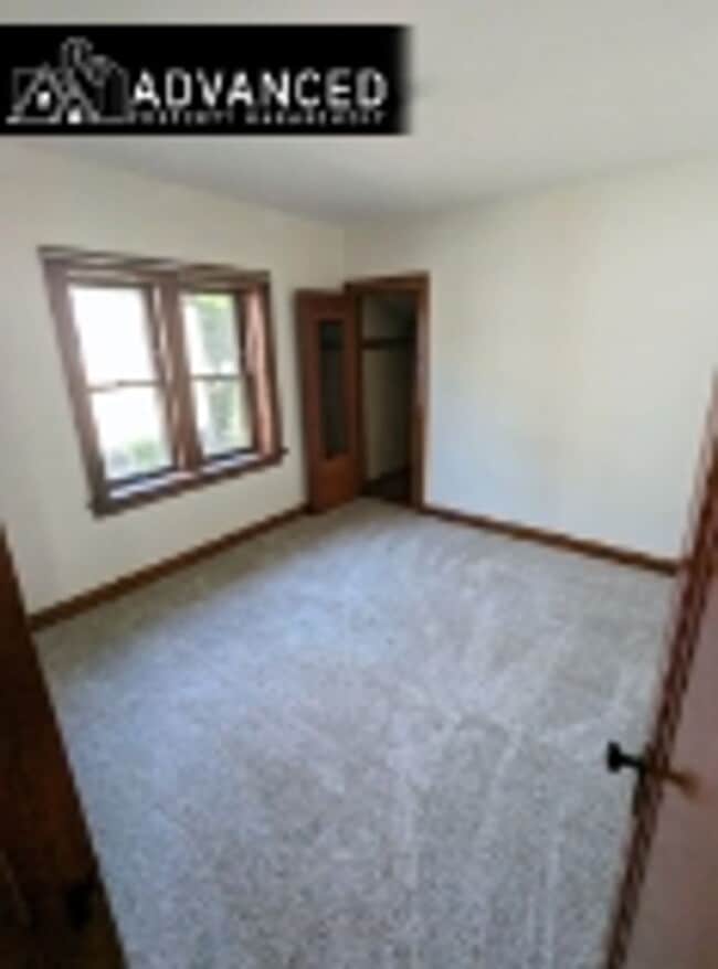 Building Photo - Charming 2-Bedroom Lower Unit in Milwaukee’s Tippecanoe Neighborhood – Available Now!