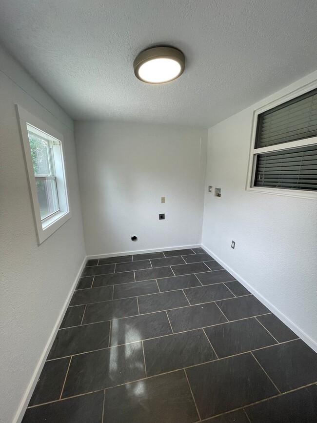 Building Photo - Updated Florence Park South Bungalow! 2 Be...