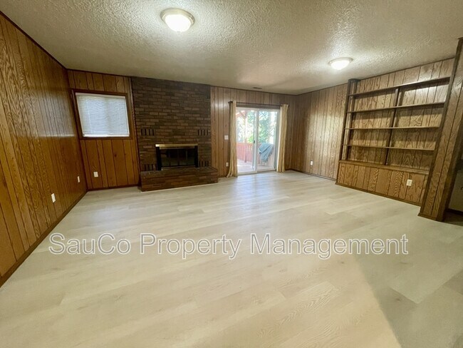 Building Photo - 324 SE 30th Ave