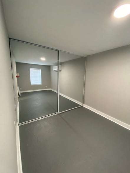 Building Photo - 617 E 11th 1/2 St