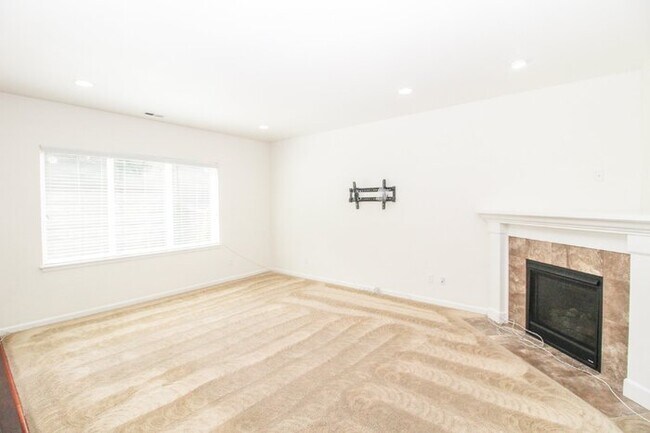 Building Photo - Spacious Rental! 3bed 3bath 2039sf 2 Car Garage A/C + Bonus Room