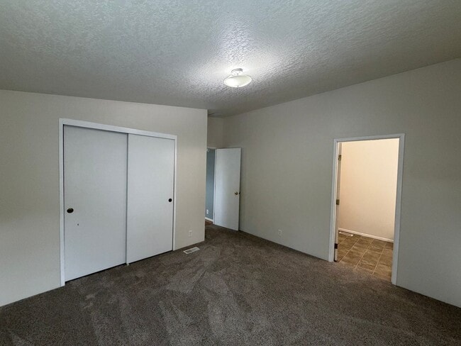 Building Photo - Spacious 3 Bed 2 Bath Springfield Home With Bonus Room and Extra Storage
