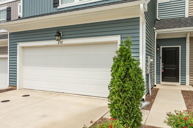 Building Photo - Charming 3 bedroom 2.5 bath Townhome in Wake Forest
