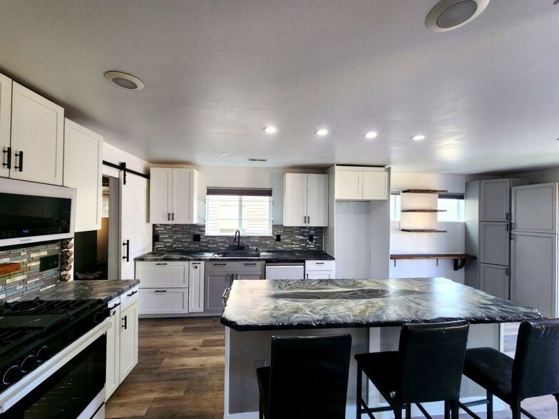Building Photo - 2189 SW Grebe Way