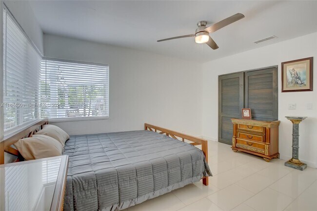 Building Photo - 2601 NE 11th Ct