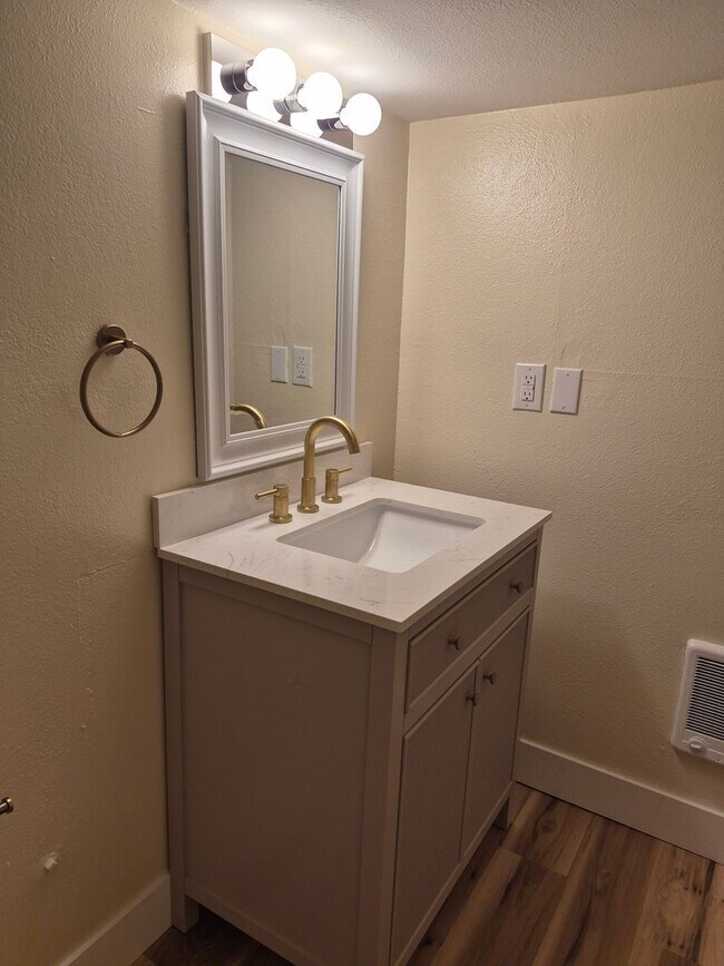 Building Photo - $250 OFF MOVE IN COST!!!    Cozy 1 bedroom...