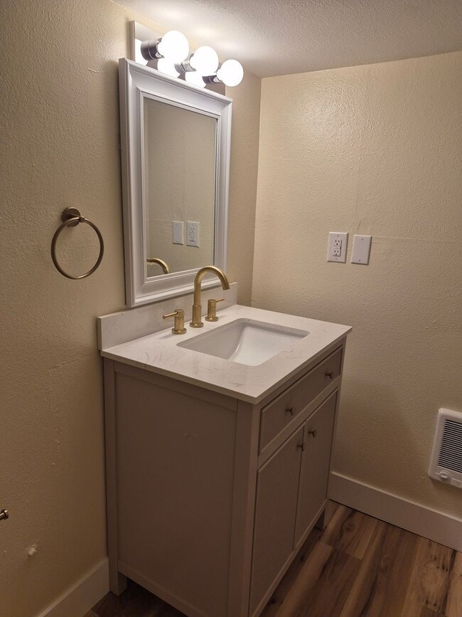 Building Photo - Cozy 1 bedroom close to Seattle Ferry and ...