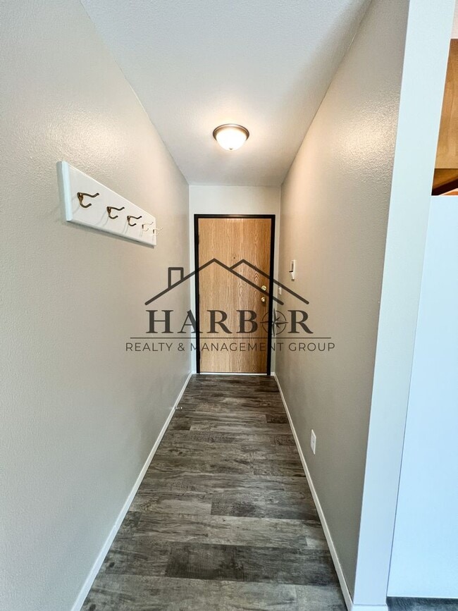 Building Photo - Renovated 2 Bedroom 1 Bath - Special: Lowe...