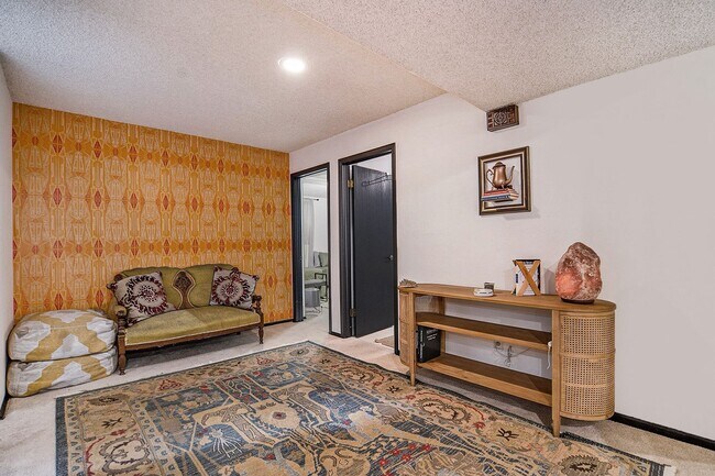 Building Photo - 4 bed/3 bath very spacious, fully furnishe...